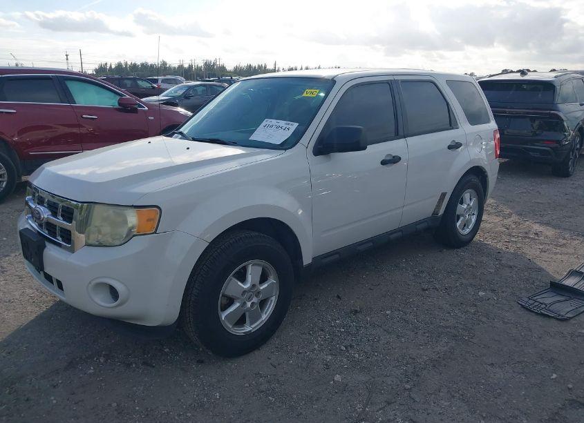 Photo 2 of 2011 Ford Escape XLS (VIN 1FMCU0C79BKB73982)