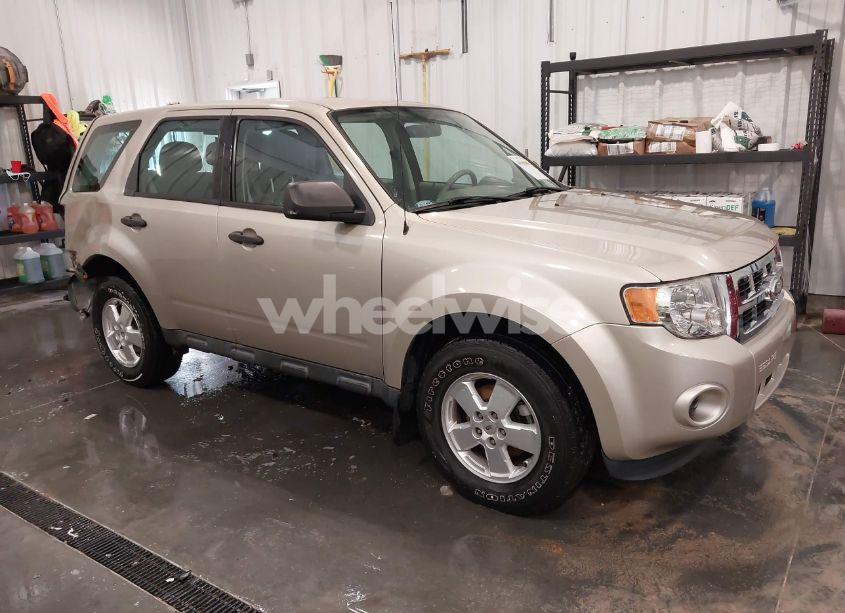 2011 Ford Escape XLS (VIN 1FMCU0C7XBKA32239) main photo