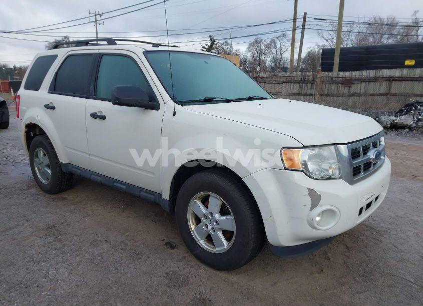 2010 Ford Escape XLT (VIN 1FMCU0D77AKA31935) main photo