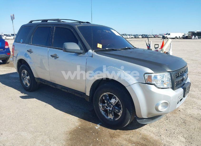 2010 Ford Escape XLT (VIN 1FMCU0DG3AKA09821) main photo