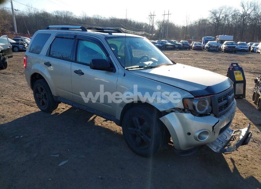 2010 Ford Escape LIMITED (VIN 1FMCU0E71AKD09050) main photo