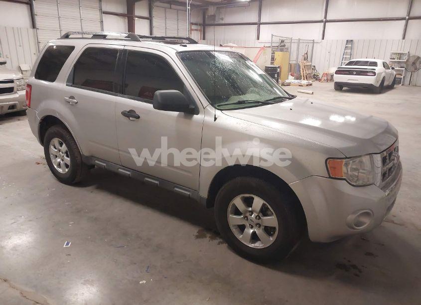 2010 Ford Escape LIMITED (VIN 1FMCU0EG9AKB31680) main photo