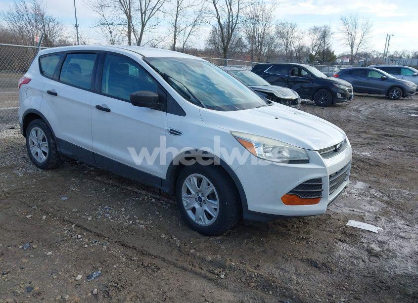 2016 Ford Escape S (VIN 1FMCU0F71GUB00953) main photo