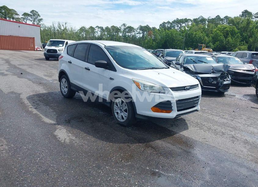 2013 Ford Escape S (VIN 1FMCU0F75DUB32235) main photo