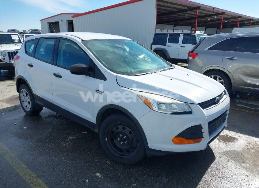2016 Ford Escape S (VIN 1FMCU0F76GUC57524) main photo