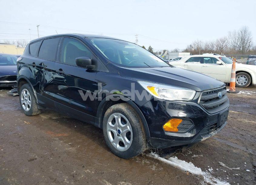 2017 Ford Escape S (VIN 1FMCU0F7XHUB13900) main photo
