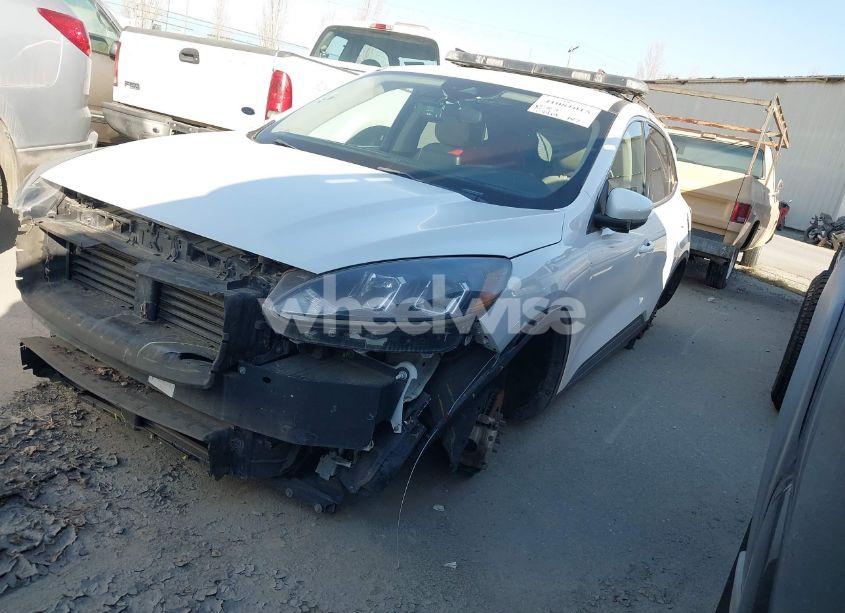 Photo 2 of 2020 Ford Escape SE (VIN 1FMCU0G60LUB06565)