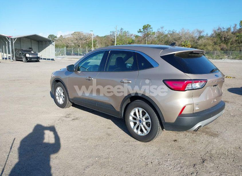 Photo 3 of 2020 Ford Escape SE (VIN 1FMCU0G60LUB13094)