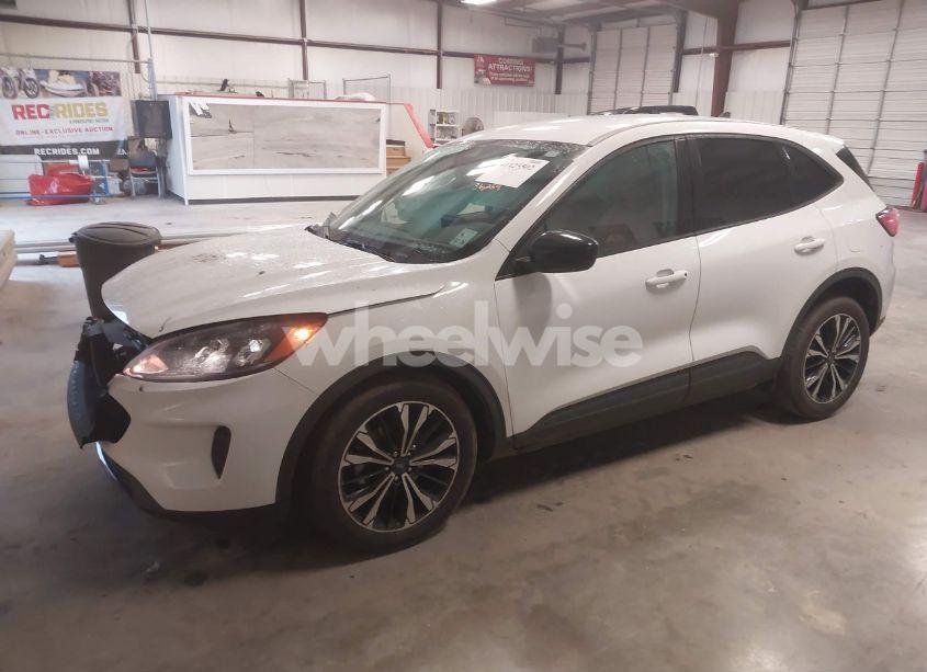 Photo 2 of 2021 Ford Escape SE (VIN 1FMCU0G60MUB09855)