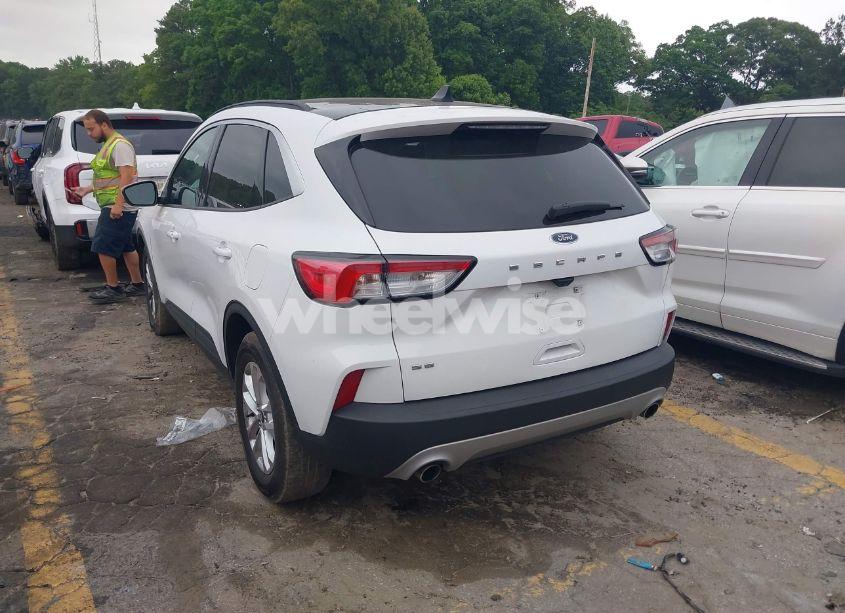 Photo 3 of 2021 Ford Escape SE (VIN 1FMCU0G60MUB10259)