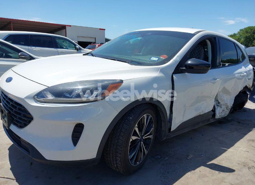 Photo 2 of 2022 Ford Escape SE (VIN 1FMCU0G60NUB11056)