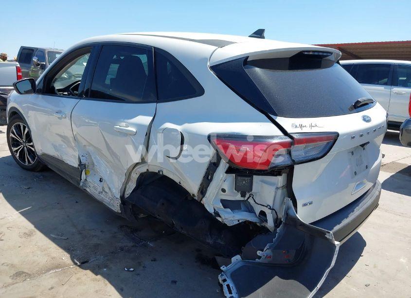 Photo 3 of 2022 Ford Escape SE (VIN 1FMCU0G60NUB11056)