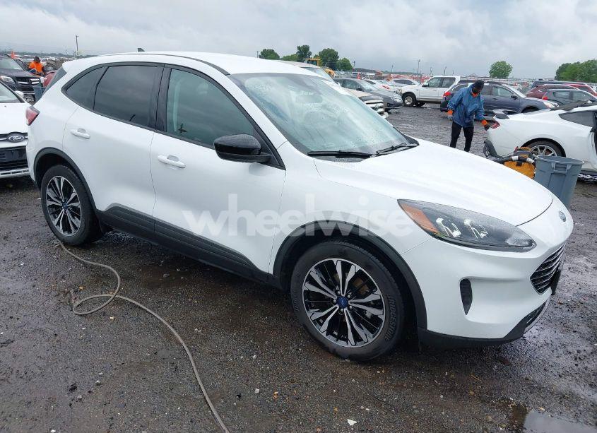 2022 Ford Escape SE (VIN 1FMCU0G60NUB13180) main photo