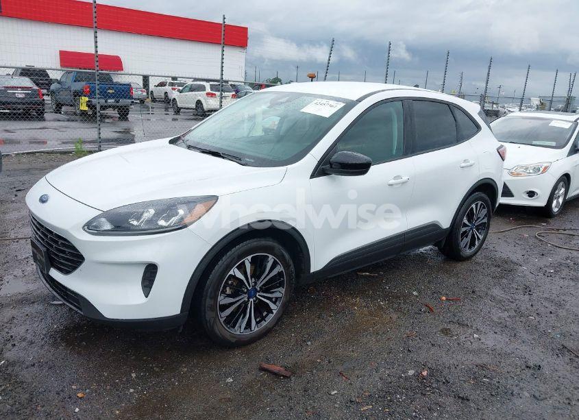 Photo 2 of 2022 Ford Escape SE (VIN 1FMCU0G60NUB13180)