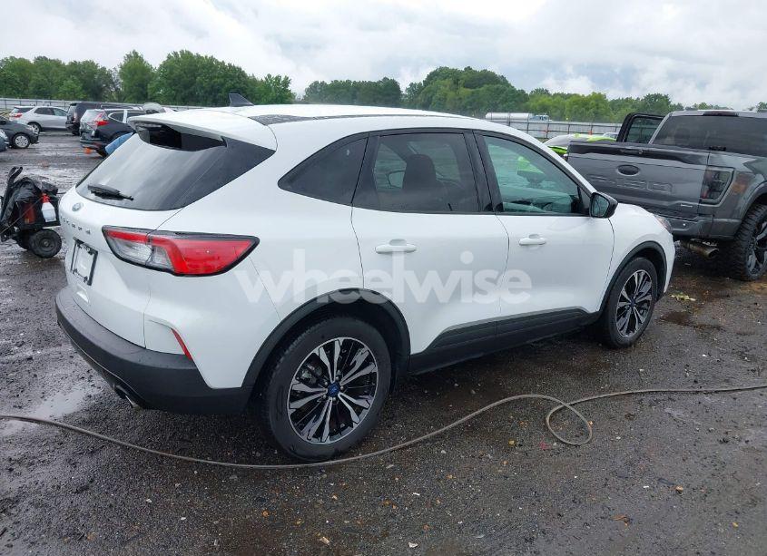 Photo 4 of 2022 Ford Escape SE (VIN 1FMCU0G60NUB13180)