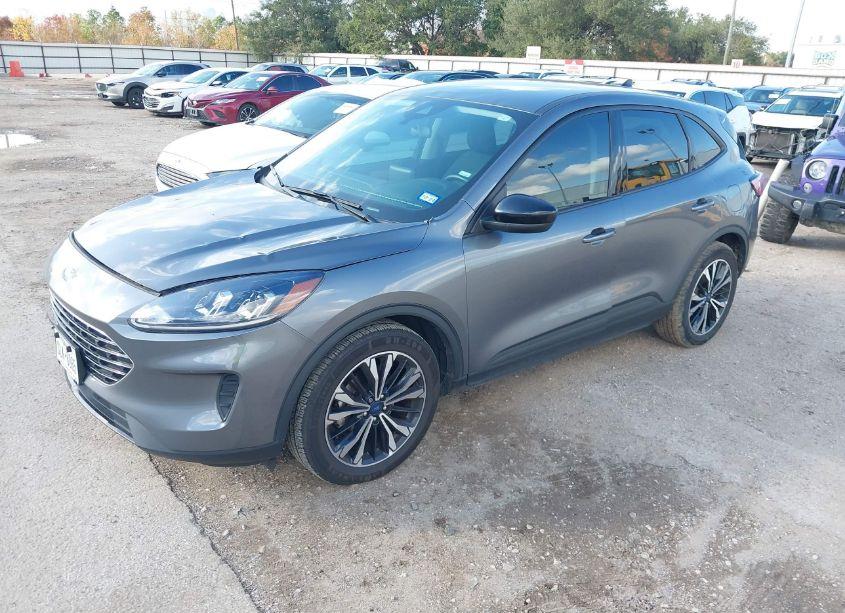 Photo 2 of 2022 Ford Escape SE (VIN 1FMCU0G60NUB61956)