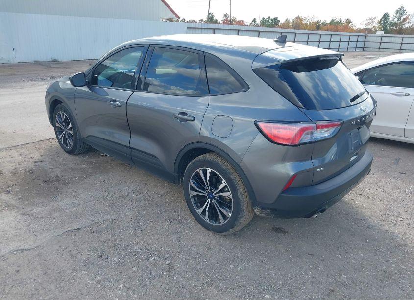 Photo 3 of 2022 Ford Escape SE (VIN 1FMCU0G60NUB61956)