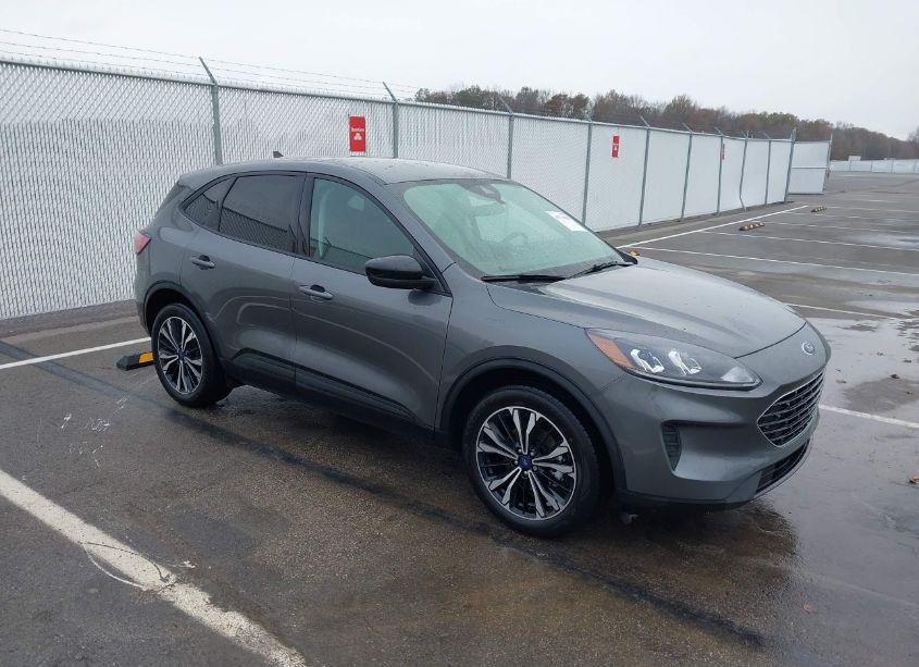 2022 Ford Escape SE (VIN 1FMCU0G60NUB85867) main photo