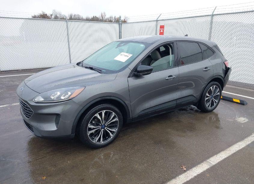 Photo 2 of 2022 Ford Escape SE (VIN 1FMCU0G60NUB85867)