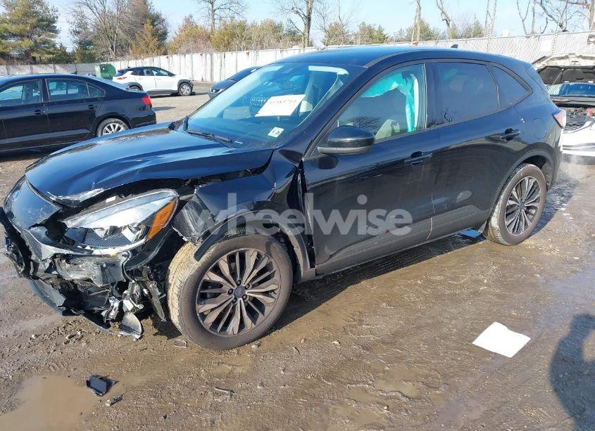 Photo 2 of 2022 Ford Escape SE (VIN 1FMCU0G60NUC00349)