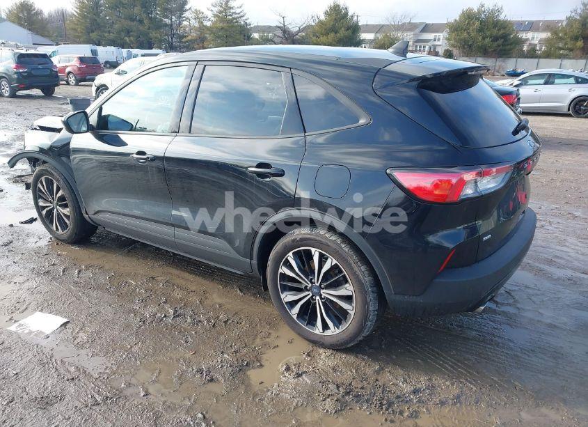 Photo 3 of 2022 Ford Escape SE (VIN 1FMCU0G60NUC00349)