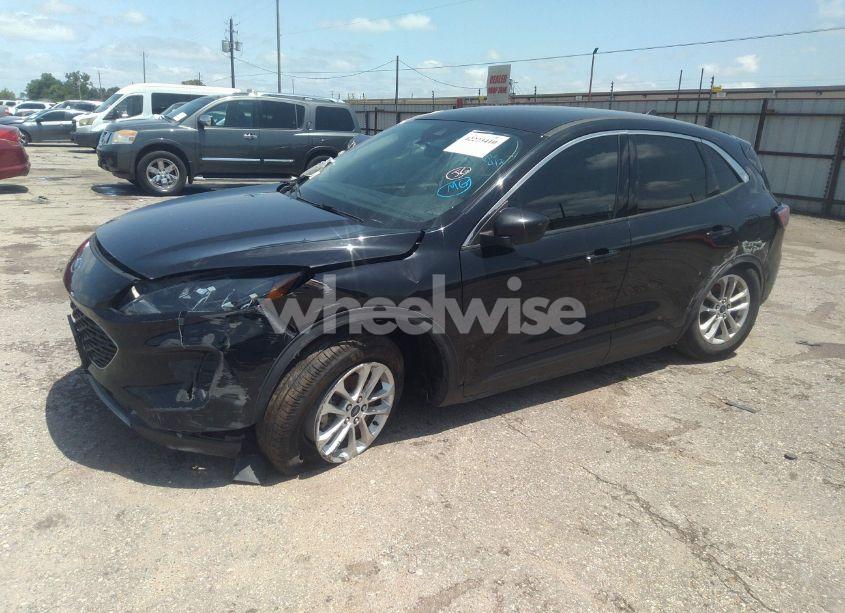 Photo 2 of 2020 Ford Escape SE (VIN 1FMCU0G61LUB77189)