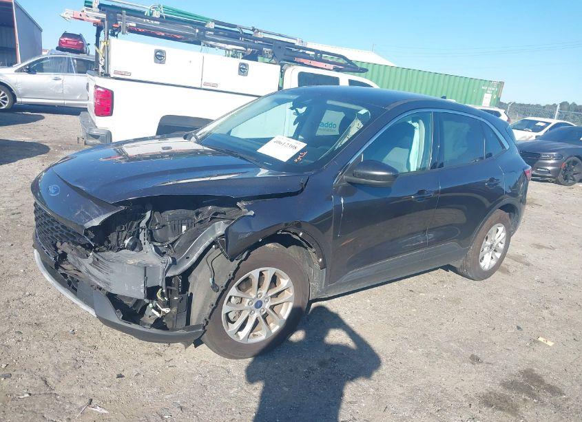 Photo 2 of 2020 Ford Escape SE (VIN 1FMCU0G61LUB77239)