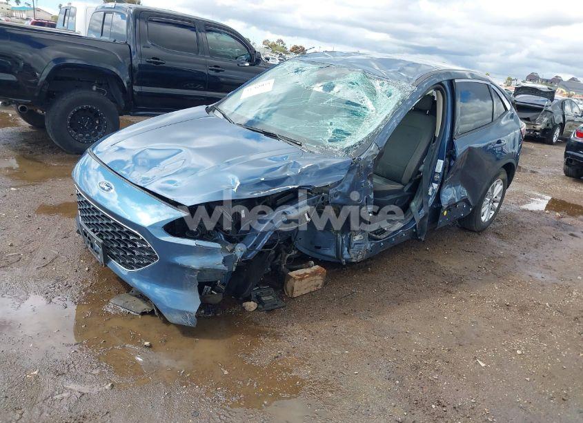 Photo 2 of 2020 Ford Escape SE (VIN 1FMCU0G61LUC47032)