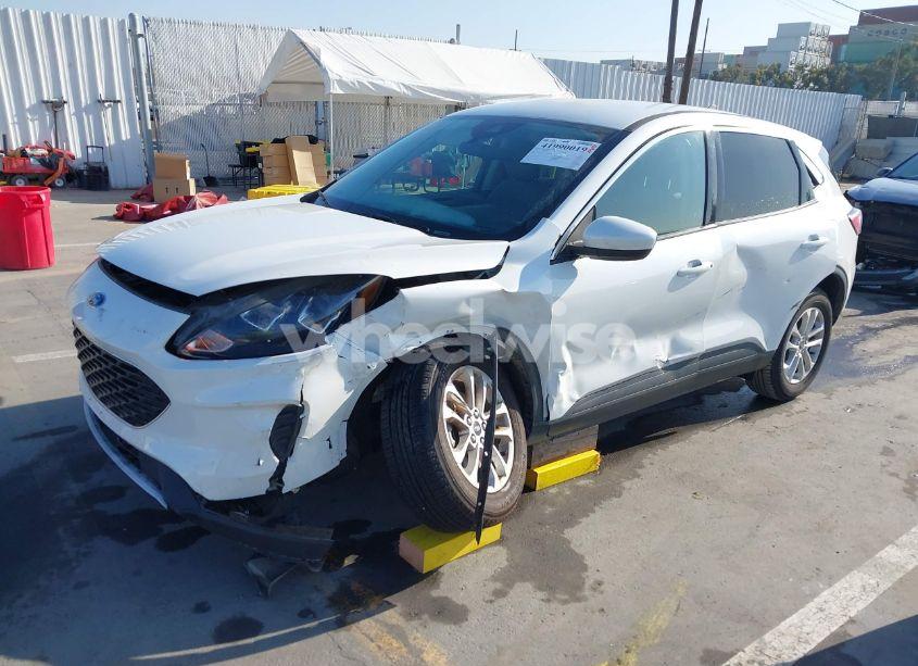 Photo 2 of 2020 Ford Escape SE (VIN 1FMCU0G61LUC77454)
