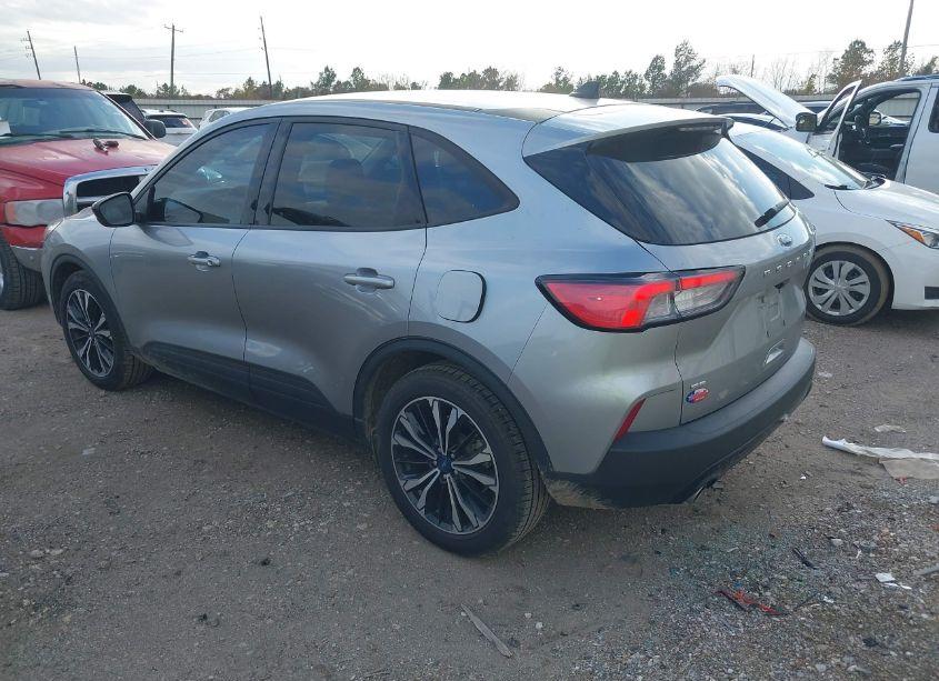 Photo 3 of 2021 Ford Escape SE (VIN 1FMCU0G61MUB14322)