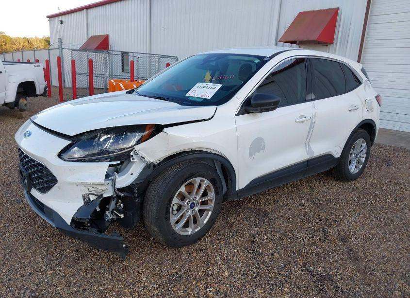 Photo 2 of 2022 Ford Escape SE (VIN 1FMCU0G61NUB98756)