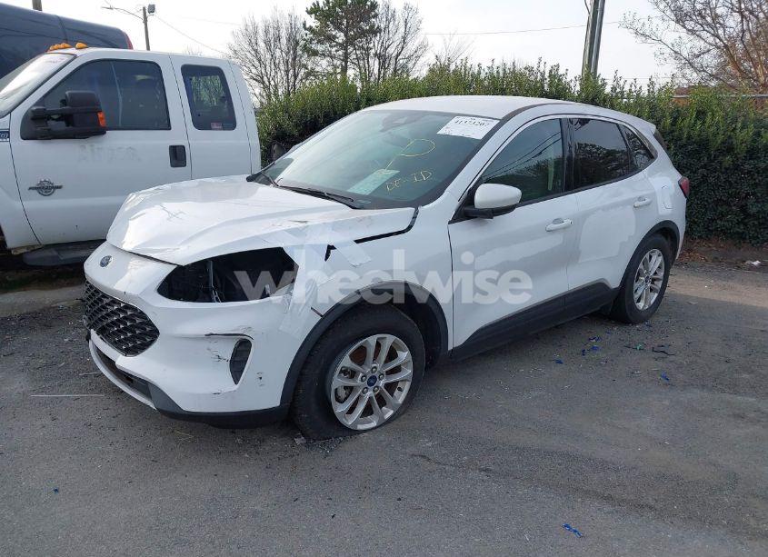 Photo 2 of 2020 Ford Escape SE (VIN 1FMCU0G62LUB49644)