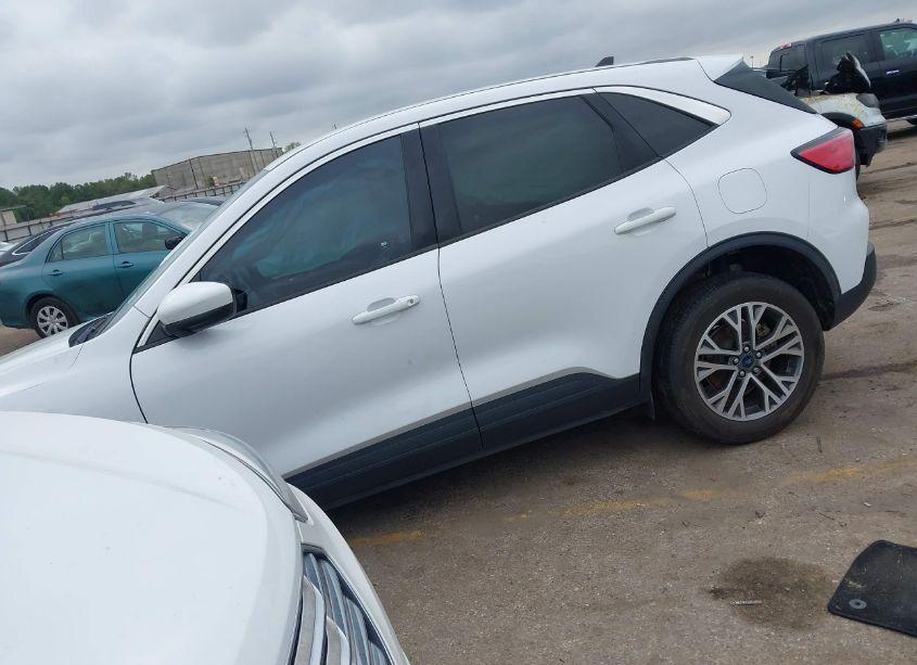 Photo 2 of 2020 Ford Escape SE (VIN 1FMCU0G62LUB92705)