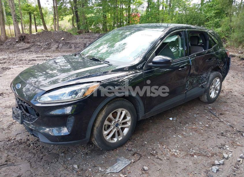 Photo 2 of 2020 Ford Escape SE (VIN 1FMCU0G62LUC04223)