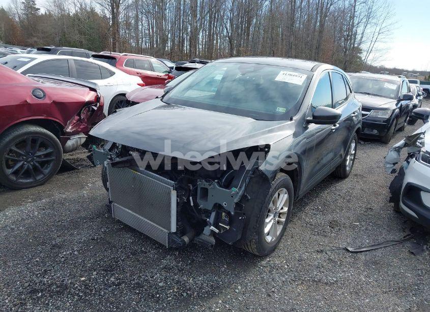 Photo 2 of 2020 Ford Escape SE (VIN 1FMCU0G63LUB90817)