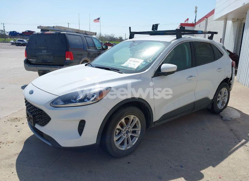 Photo 2 of 2021 Ford Escape SE (VIN 1FMCU0G63MUA73725)