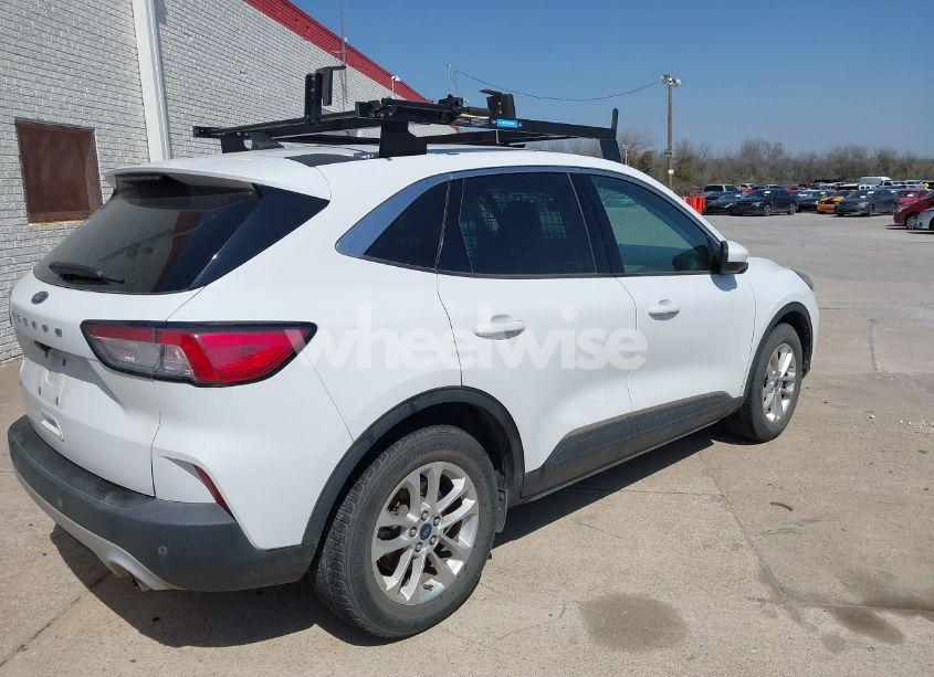 Photo 4 of 2021 Ford Escape SE (VIN 1FMCU0G63MUA73725)