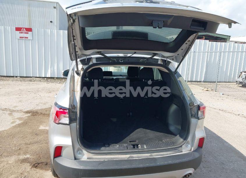 Photo 17 of 2020 Ford Escape SE (VIN 1FMCU0G64LUA32826)