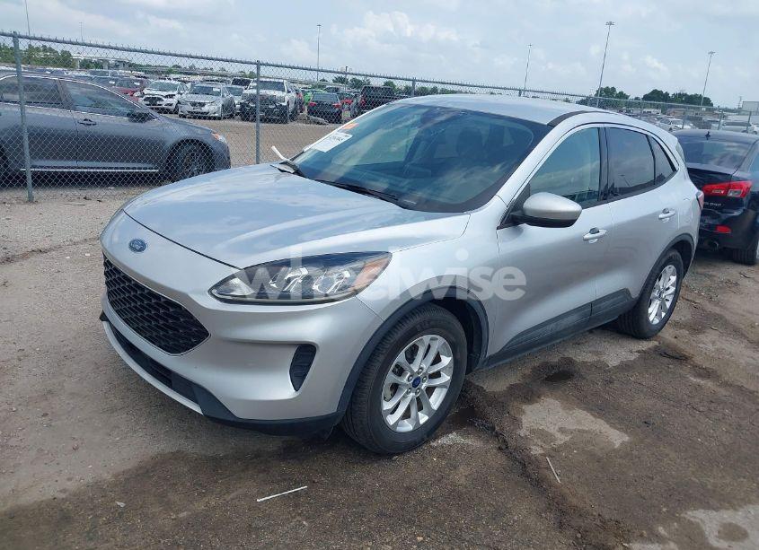 Photo 2 of 2020 Ford Escape SE (VIN 1FMCU0G64LUA32826)