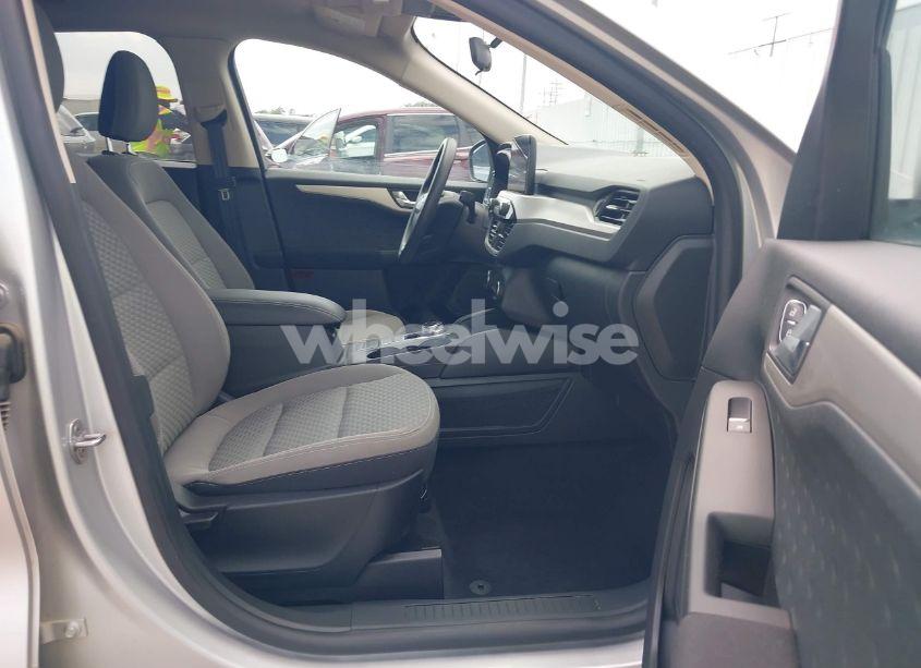 Photo 5 of 2020 Ford Escape SE (VIN 1FMCU0G64LUA32826)
