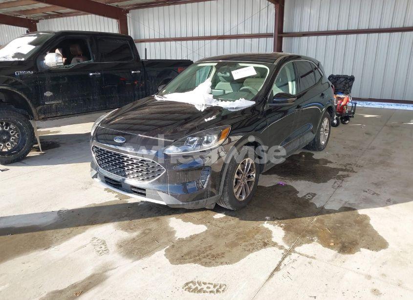 Photo 2 of 2020 Ford Escape SE (VIN 1FMCU0G64LUA95375)