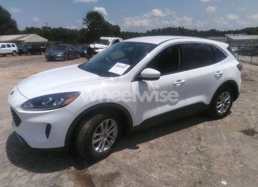 Photo 2 of 2021 Ford Escape SE (VIN 1FMCU0G64MUA90940)