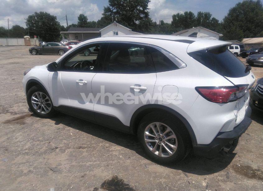 Photo 3 of 2021 Ford Escape SE (VIN 1FMCU0G64MUA90940)