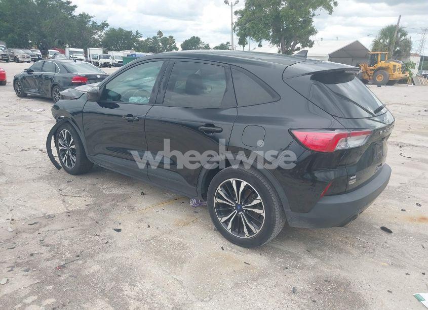 Photo 3 of 2022 Ford Escape SE (VIN 1FMCU0G64NUA91023)