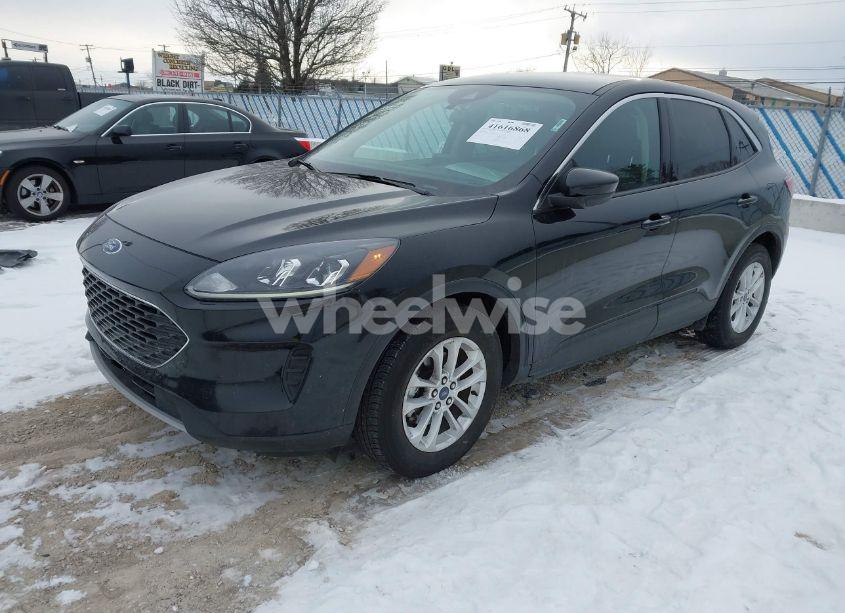 Photo 2 of 2020 Ford Escape SE (VIN 1FMCU0G65LUB13141)