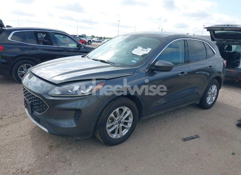 Photo 2 of 2020 Ford Escape SE (VIN 1FMCU0G65LUB23880)