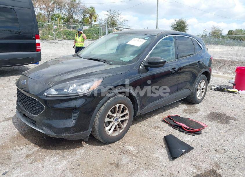 Photo 2 of 2020 Ford Escape SE (VIN 1FMCU0G65LUC05902)