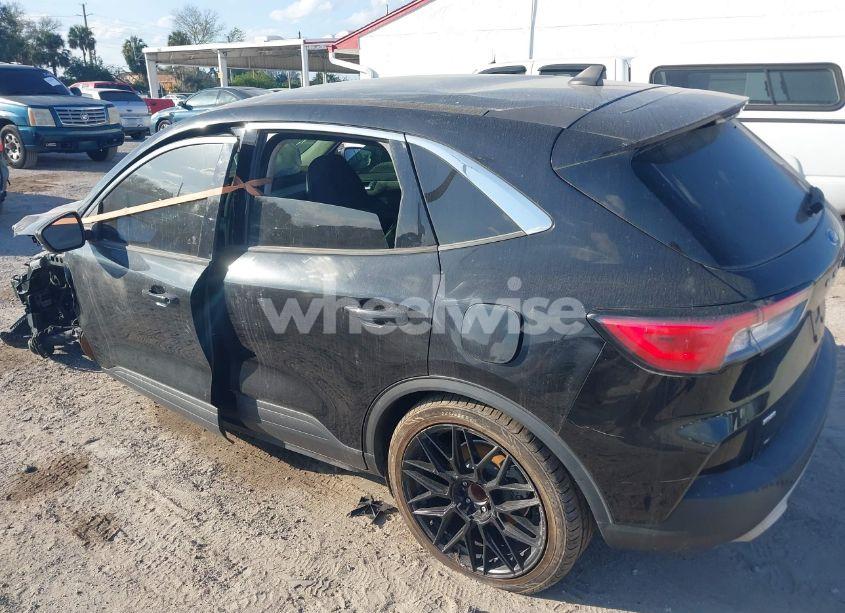 Photo 3 of 2021 Ford Escape SE (VIN 1FMCU0G65MUB00245)