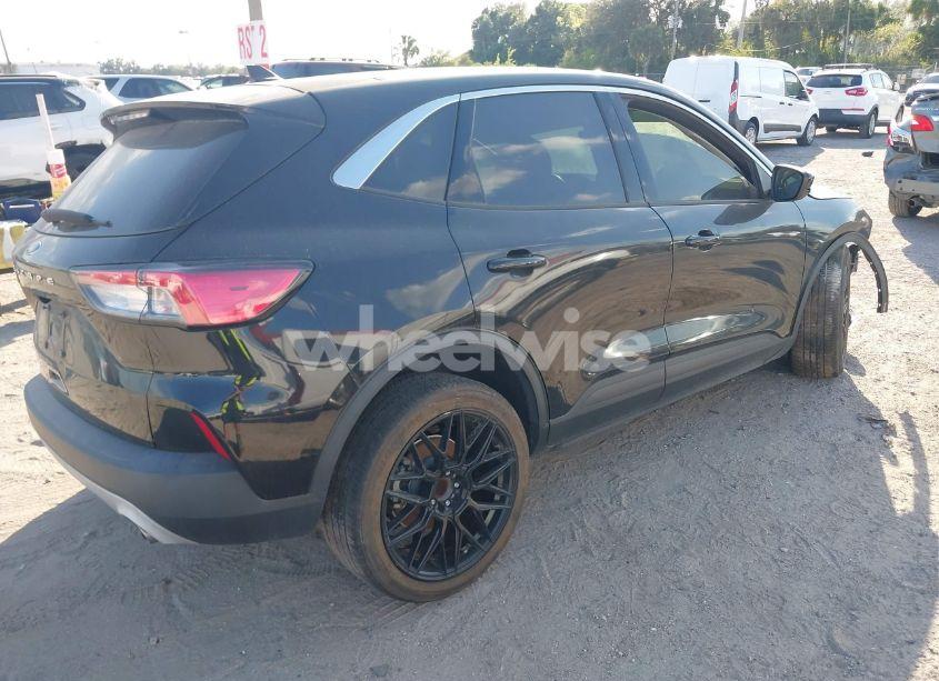 Photo 4 of 2021 Ford Escape SE (VIN 1FMCU0G65MUB00245)