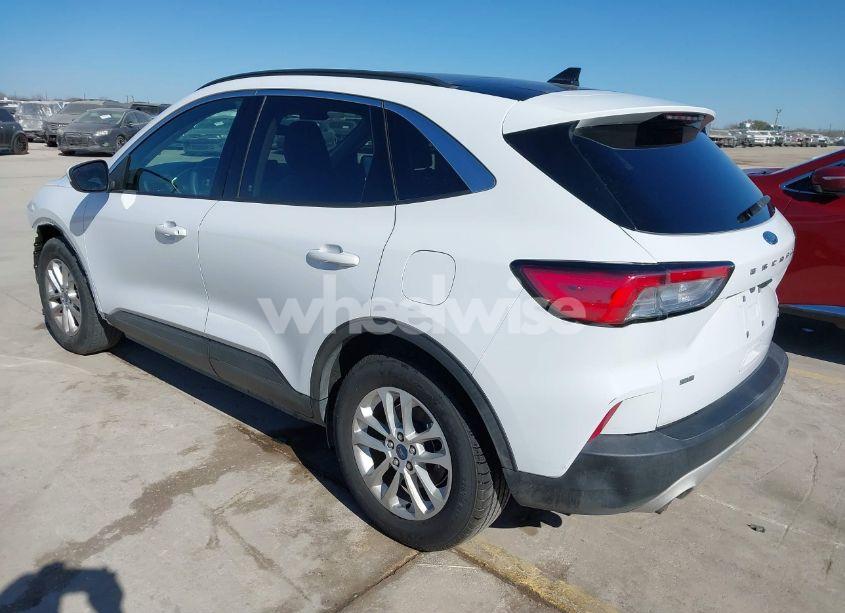 Photo 3 of 2020 Ford Escape SE (VIN 1FMCU0G66LUA31581)